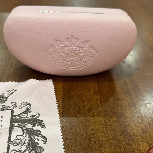 Y2K Juicy Couture Sunglass Set Lot, 2 pairs of sunglasses, 1 dust cloth, 1 case - Picture 4 of 8